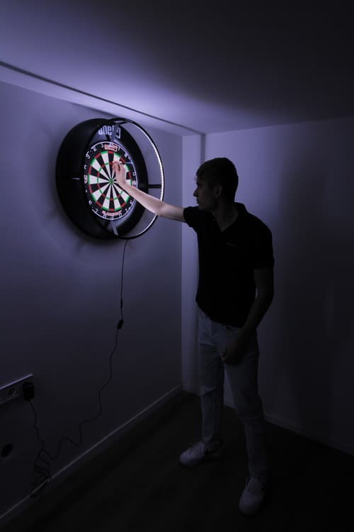 megvilágított darts tábla a falon