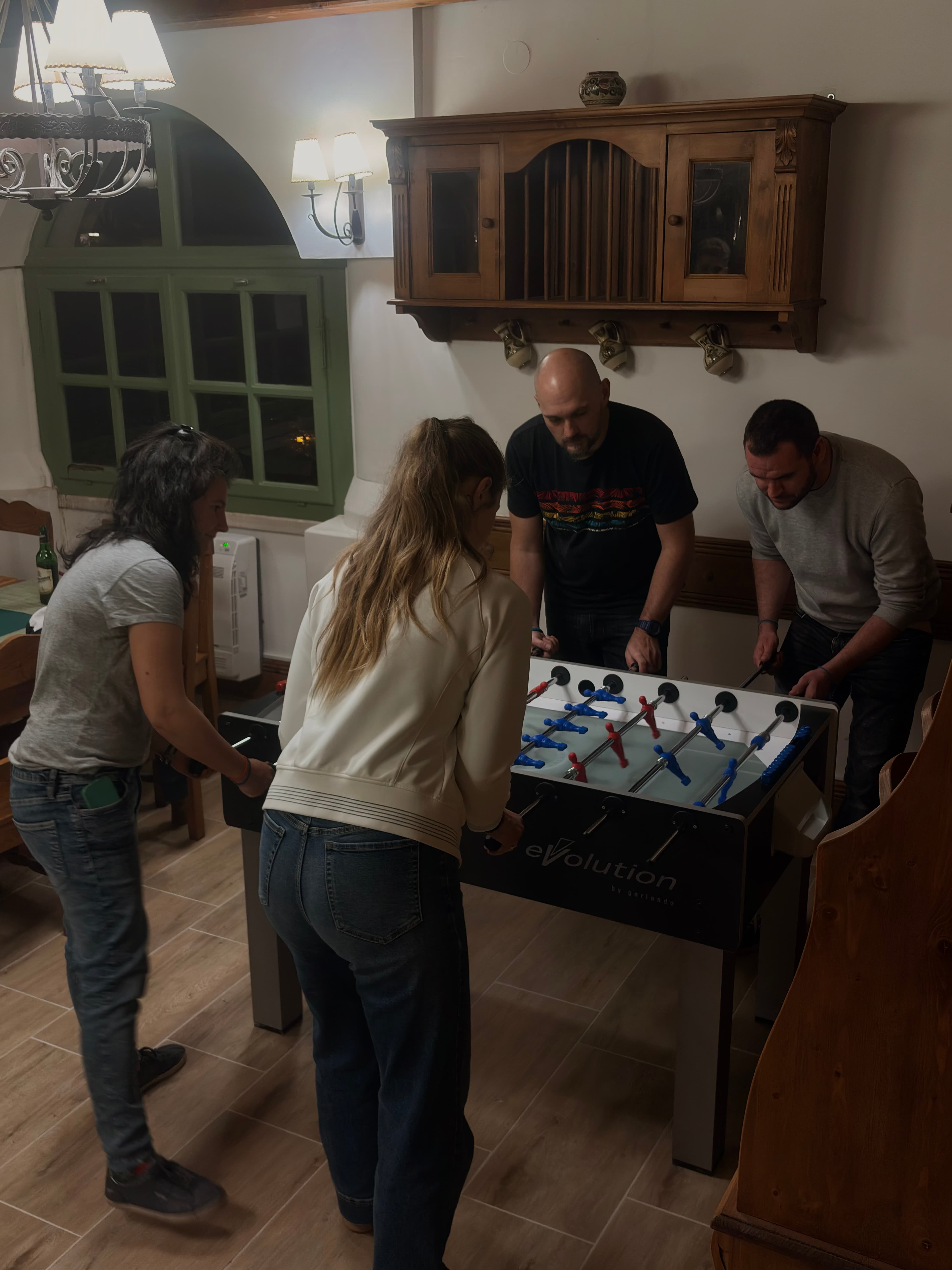 megvilágított darts tábla a falon