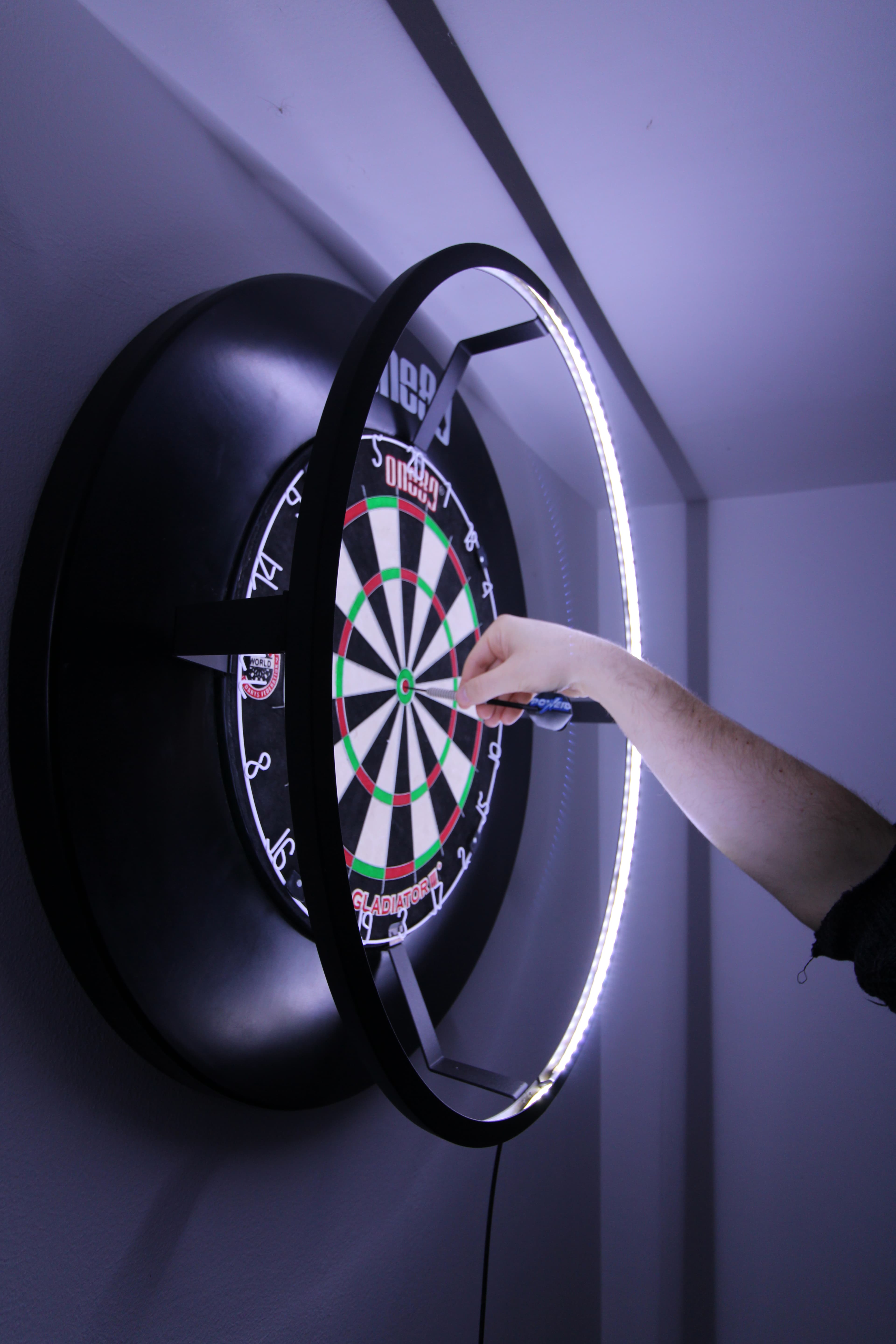 megvilágított darts tábla a falon