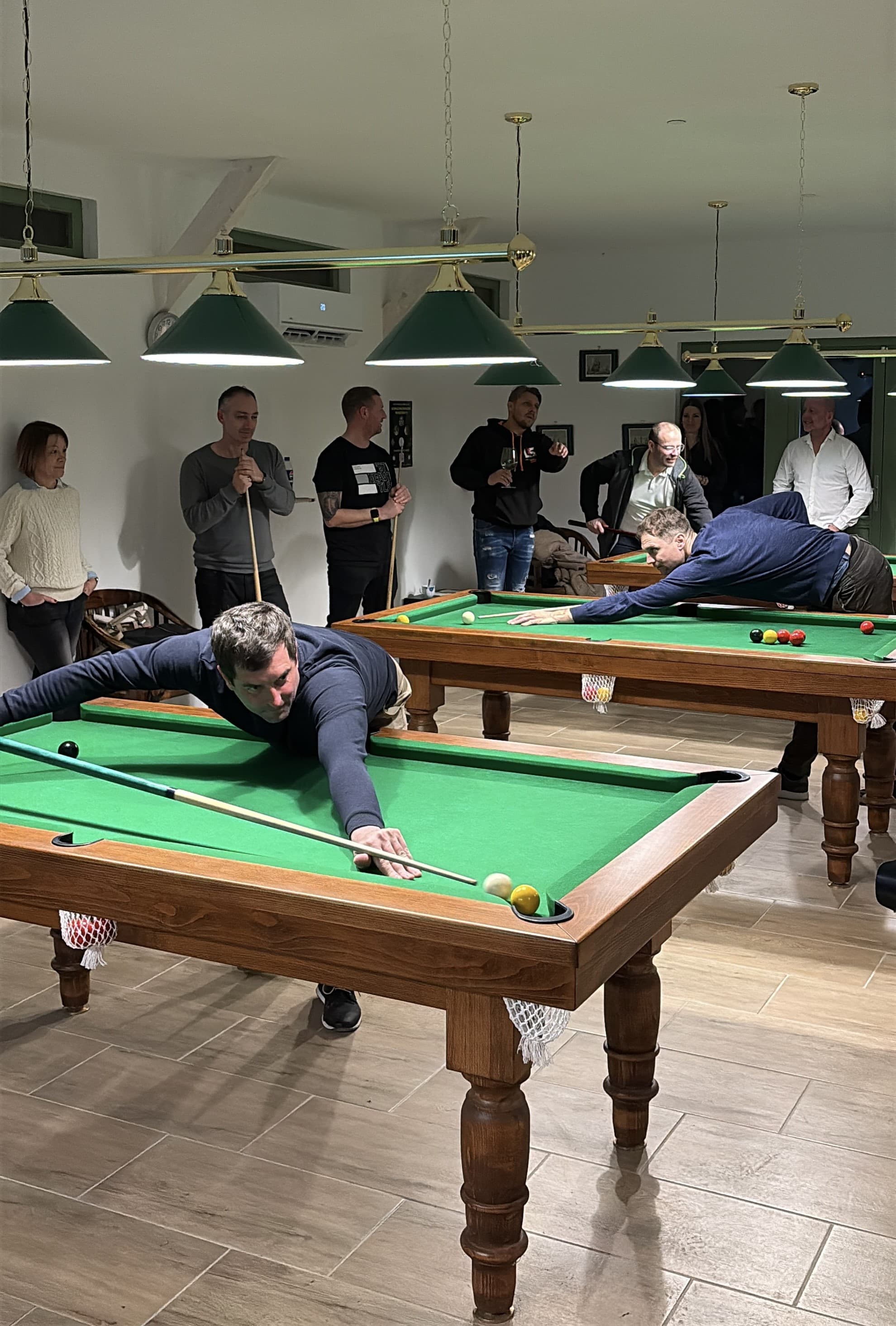 biliárd játékos lövés közben a zöld asztalon